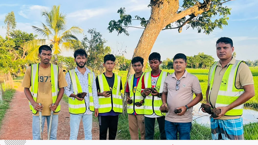 বজ্রপাতে বন্ধুর মৃত্যু দেখার পর ২১ হাজার তালবীজ রোপণকারী যুবক