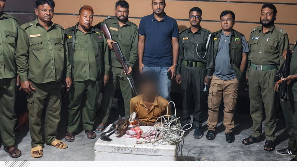 বনরক্ষীদের দেখে মাংস ফেললেন খালের পানিতে, নৌকা থেকে হরিণের মাথা-কলিজা উদ্ধার