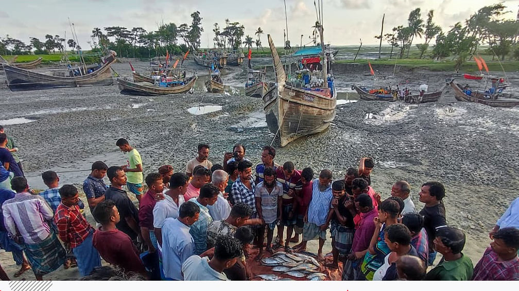 নিষেধাজ্ঞার মধ্যেও ধরা হচ্ছে ইলিশ, সরকারি সহায়তা পাননি কোনো জেলে