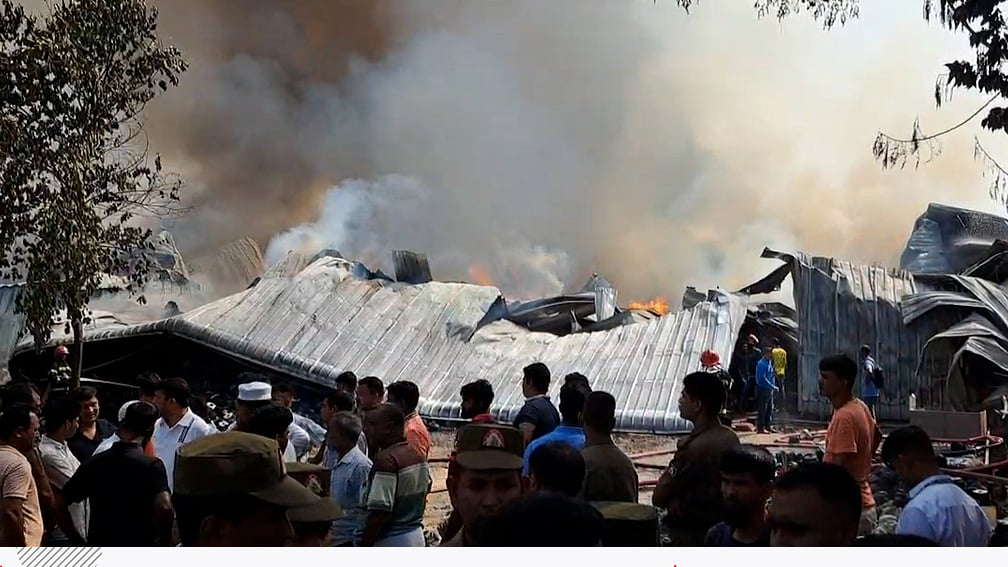 গাজীপুরে সাড়ে তিন ঘন্টা পর দুটি কারখানার গুদামে লাগা আগুন নিয়ন্ত্রণে