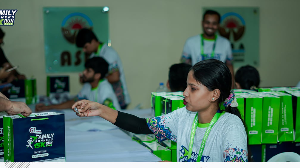 দৌড়ের আগে পরিবার নিয়ে উৎসব, ছবি আঁকল শিশুরা