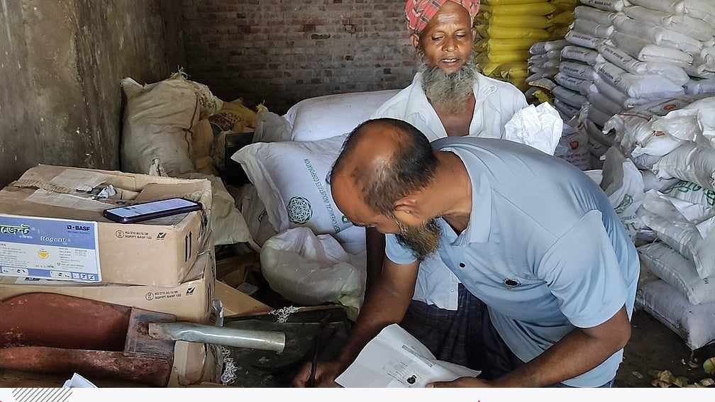 হুমকির শৃঙ্খল ভেঙে রাজশাহীর পবায় খুলল সারের দোকান